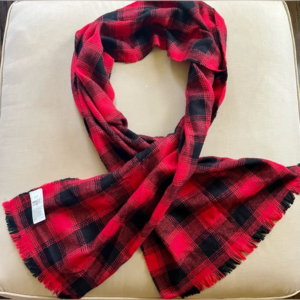 GAP scarf